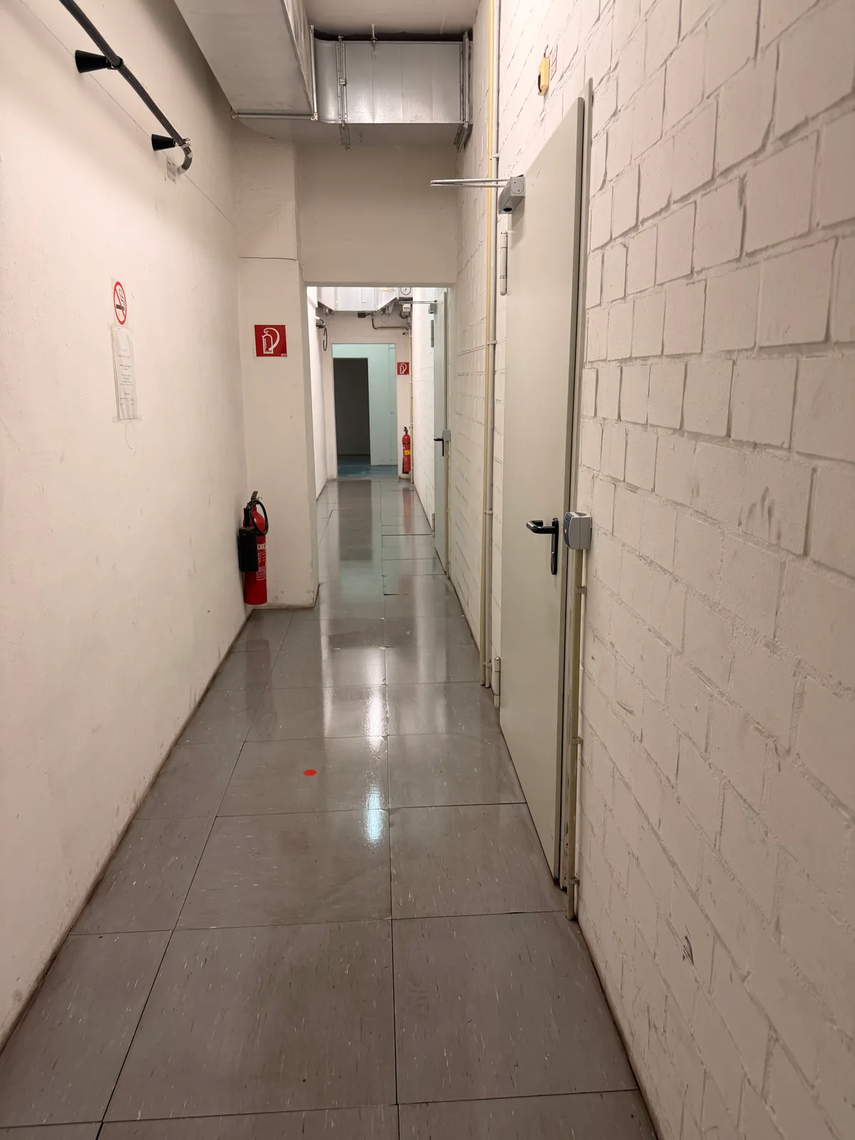 Sauber gewischter Flur in einem Mehrfamilienhaus nach der Bodenreinigung